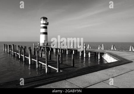 Leuchtturm am Neusiedler See schönes Schwarz-Weiß-Fotografiepanorama am Meer. Neusiedler See, Burgenland, Österreich. Schönes Panorama am See. Stockfoto