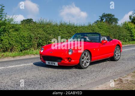 1996 90s Neunzigers Red TVR Chimera 3952cc Cabriolet Sportwagen auf dem Weg zur Capesthorne Hall classic July Car Show, Cheshire, UK Stockfoto