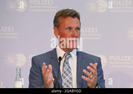 Düsseldorf, Deutschland. Juli 2021. Andreas Müller, Leiter der operativen Fallanalyse, LKA, spricht auf der Pressekonferenz über den Einsatz von pensionierten Ermittlern bei lang ungelösten Todesfällen („kalten Fällen“). Kredit: David Young/dpa/Alamy Live Nachrichten Stockfoto