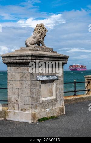 Großes Containerschiff, esplanade ägypten, cowes, Insel wight, Löwenstatue, egypt Point, solent, Schifffahrt, Containerschiff, Denkmal, Versand. Stockfoto