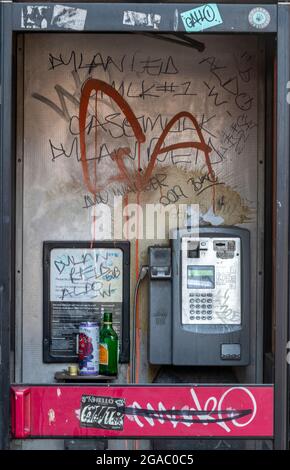 Öffentliche Telefonzentrale, Bezahltelefon, vandalisierte Telefonbox, Graffiti auf Telefonbox, öffentliche Telefonbox mit Graffiti bedeckt, telefonzentrale im Stadtzentrum von glasgow. Stockfoto