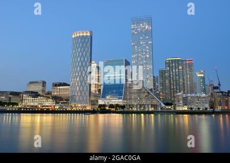 Blick am Abend auf das Anwesen Canary Wharf, die Docklands, die Themse, East London, Großbritannien Stockfoto