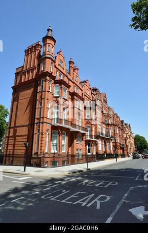 Pont Street rote Ziegelsteinhäuser mit Giebeldach, Belgravia, Knightsbridge, West London, Großbritannien Stockfoto