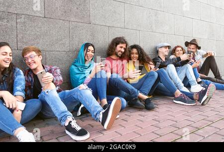 Junge multirassische Gruppe von Freunden mit mobilen Smartphone im Freien - Jugend Millennial Lifestyle-Konzept Stockfoto