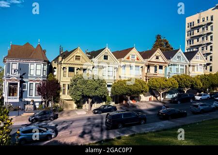 Die berühmten „Painted Ladies“ viktorianischen Postkartenhäuser, San Francisco, Kalifornien, USA Stockfoto