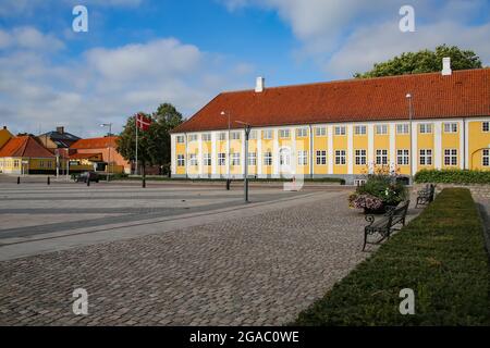 Das Kloster Kaalund (Kaalund Kloster oder Kalundborg Slots Ladegård) befindet sich im Bezirk Kalundborg, Dänemark. Historisches gelb-weißes Gebäude. Stockfoto