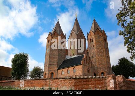 Frauenkirche in Kalundborg, Dänemark. Die rote Backsteinkirche hat fünf markante Türme und steht auf einem Hügel, was sie zum imposantesten l der Stadt macht Stockfoto