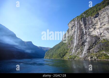 Der Seven Sisters Wasserfall, einer der höchsten in Norwegen. Wunderschöne Fjordlandschaft mit Klippen auf beiden Seiten. Geirangerfjord, Norwegen. Stockfoto