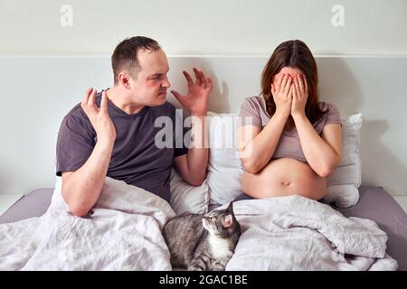 Mann und Frau streiten sich, Ehemann brüllt die Schwangere an Stockfoto