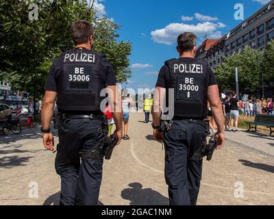 Berlin, Deutschland - 26. Juni 2021 - zwei Berliner Polizisten am Rande einer Demonstration Stockfoto