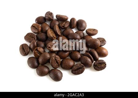 Ein paar geröstete Kaffeebohnen auf weißem Hintergrund isoliert Stockfoto
