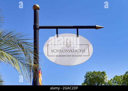 Wiesbaden, Deutschland - Juli 2021: Schild des Restaurants „Schlossküche“ im Barockschloss „Schloss Biebrich“ Stockfoto