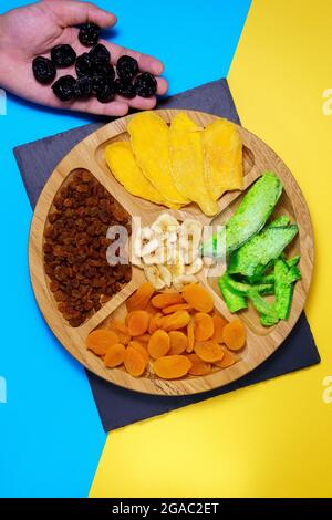 Mischung aus getrockneten Früchten Symbole der jüdischen Urlaub TU Bischvat. Draufsicht. Stockfoto