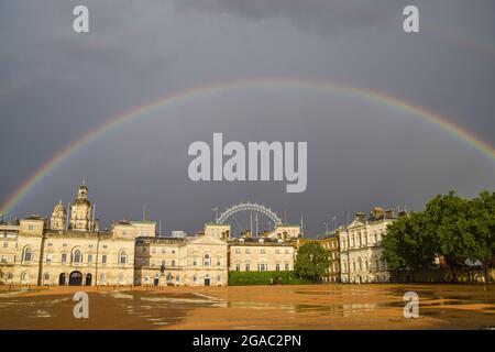 Nach einem Tag starken Regens in London erscheint ein Regenbogen über der Horse Guards Parade. London, Großbritannien. Juli 2021. Stockfoto