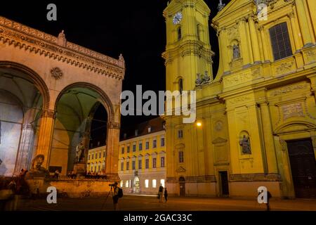 Die Feldherrnhalle und die Theatinerkirche auf dem Odeonsplatz in München. Stockfoto