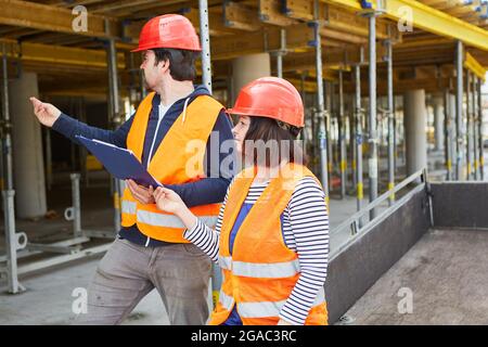 Baugutachter und Architekt führen gemeinsam eine Inspektion auf einer Baustelle vor dem Neubau durch Stockfoto