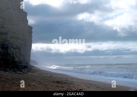 West Bay, Dorset, Großbritannien. Juli 2021. Nach einer Nacht starker Winde bilden sich Wellen an der Dorset-Küste in West Bay, während Sturm Evert den Südwesten trifft. Kredit: Tom Corban/Alamy Live Nachrichten Stockfoto