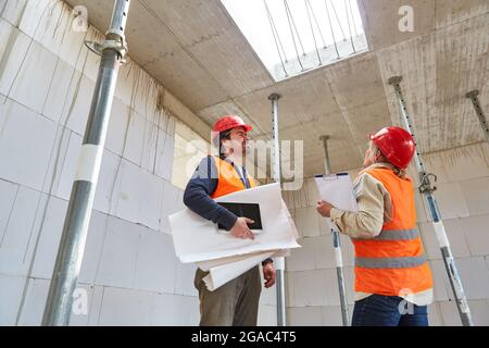 Architektenteam und Gutachter bei einer Inspektion der Baustelle im Rohbau Stockfoto