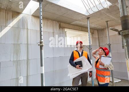 Bauexperte und Architekt im Rohbau einer Baustelle für den Hausbau bei einer Inspektion Stockfoto