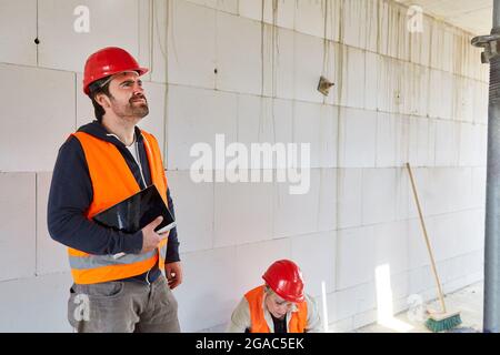 Ein Architekt oder Gutachter findet bei einer Inspektion auf der Baustelle im Rohbau Konstruktionsfehler Stockfoto