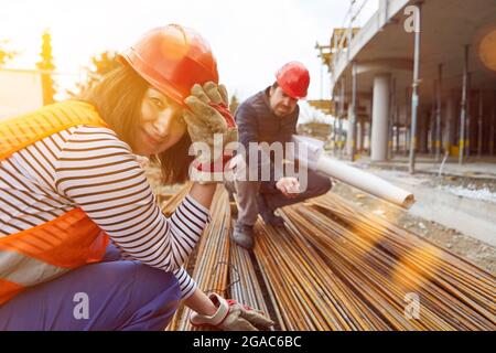 Frau als Arbeiterin auf der Baustelle für den Hausbau mit Stahl als Baustoff Stockfoto