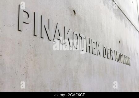 München, 27. August 2011: Die Pinakothek der Moderne ist ein Museum für moderne Kunst im Münchner Kunstareal. Stockfoto