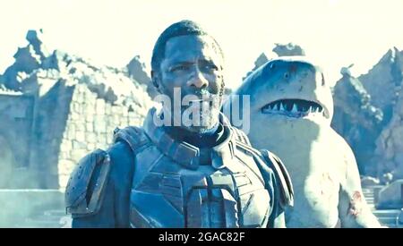 THE SUICIDE SQUAD 2021 Warner Bros Picturfilm mit Idris Elba als Bloodsport und King Shark, der von Sylvester Stallone basierend auf der DC Comics Serie geäußert wurde. Stockfoto