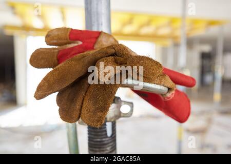 Arbeitshandschuhe auf einer Baustelle als Symbol für Arbeitskleidung und Arbeitssicherheit Stockfoto