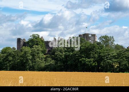 Raglan Castle ist eine spätmittelalterliche Burg in der Grafschaft Monmouthshire Stockfoto