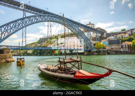 Wunderschöne eiserne Dom Luis I Brücke über den Douro Fluss in Porto, Portugal Stockfoto