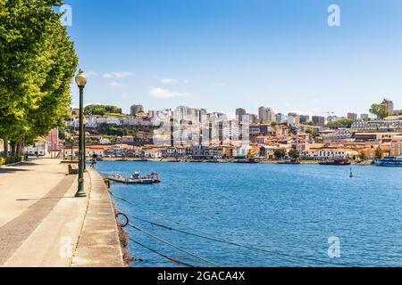 Vila Nova de Gaia vom Ufer des Douro Flusses in Porto, Portugal Stockfoto