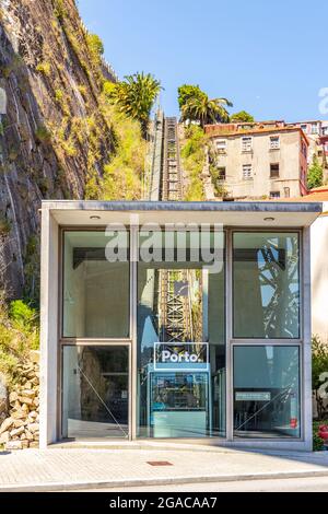 Porto, Portugal - 7. Mai 2021: Talstation der Standseilbahn dos Guindais in Porto Stockfoto