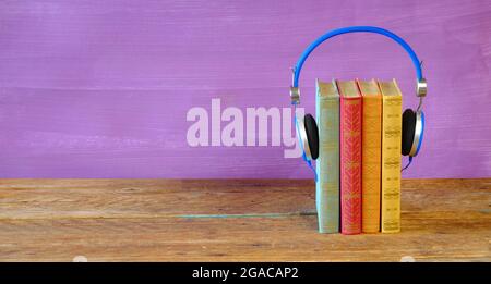 Hörbuch-Konzept mit Reihe von Büchern und Vintage-Kopfhörer, Literatur, Unterhaltung, Bildung, guter Kopieplatz Stockfoto