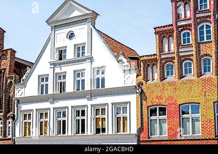 Giebel in Lüneburg, Hansestadt in Niedersachsen; Giebelhäuser in Lüneburg (Auf Dem Platz "Sande"), Alte Hansestadt in Niedersachsen Stockfoto