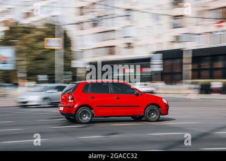 Ukraine, Kiew - 16. Juli 2021: Rotes Volkswagen Polo-Auto fährt auf der Straße. Redaktionell Stockfoto
