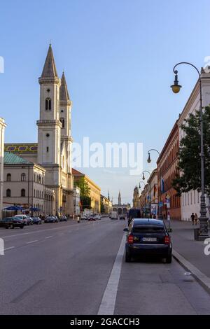 München, Deutschland - 26 2011. August: Kirche St. Ludwig München, die Feldherrnhalle und die Theatinerkirche auf dem Odeonsplatz in M Stockfoto