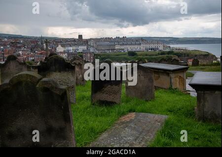 Ein Blick auf Whitby vom Friedhof Stockfoto