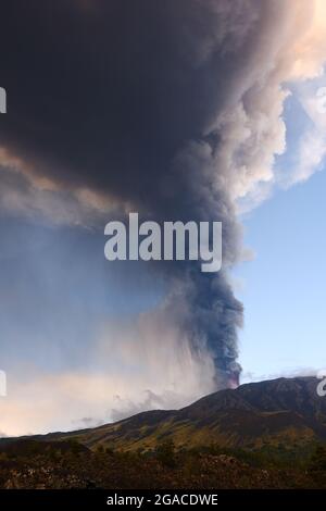 Ausbruch des Vulkans Ätna am 20. Juli 2021. Der Ätna in Sizilien, Europas höchster Vulkan und einer seiner aktivsten. Stockfoto