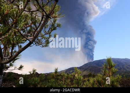 Ausbruch des Vulkans Ätna am 20. Juli 2021. Der Ätna in Sizilien, Europas höchster Vulkan und einer seiner aktivsten. Stockfoto