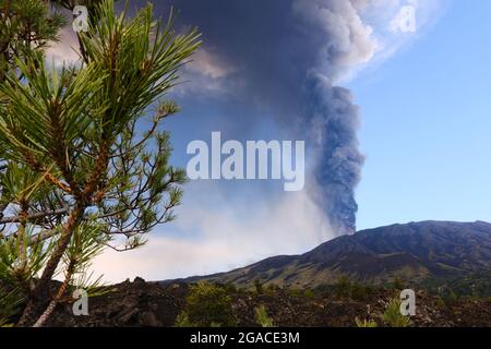 Ausbruch des Vulkans Ätna am 20. Juli 2021. Der Ätna in Sizilien, Europas höchster Vulkan und einer seiner aktivsten. Stockfoto