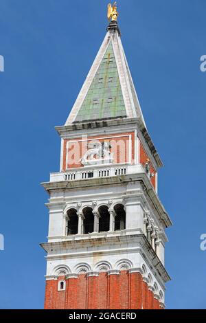 Detail der Spitze des Glockenturms des Heiligen Markus in Venedig mit der Statue des geflügelten Löwen Symbol der Stadt Stockfoto