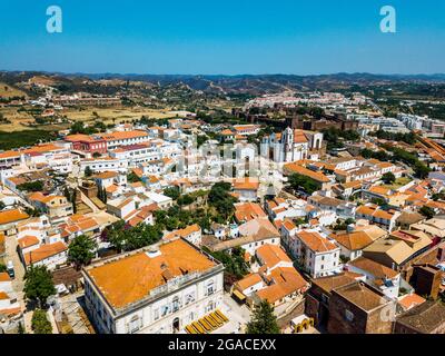 Luftaufnahme von Silves mit maurischer Burg und historischer Kathedrale, Algarve, Portugal Stockfoto