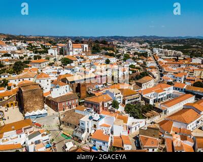 Luftaufnahme von Silves mit maurischer Burg und historischer Kathedrale, Algarve, Portugal Stockfoto