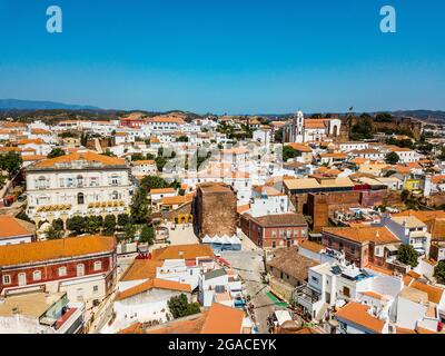 Luftaufnahme von Silves mit maurischer Burg und historischer Kathedrale, Algarve, Portugal Stockfoto