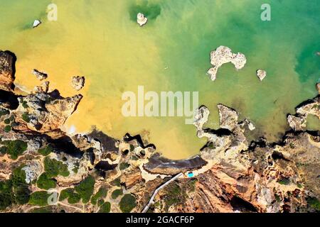 Luftaufnahme von Camilo Beach, Ponta da Piedade, Lagos, Algarve, Portugal Stockfoto