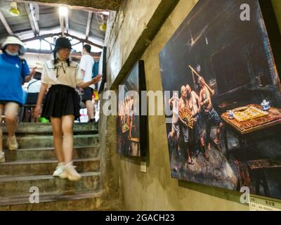 (210730) -- CHONGQING, 30. Juli 2021 (Xinhua) -- Touristen betrachten Chen Anjian's Kunstwerke im Communications Teahouse im südwestlichen chinesischen Chongqing, 26. Juli 2021. Chen Anjian, 62, ein Ölgemälde-Lehrer am Sichuan Fine Arts Institute, besucht seit mehr als 20 Jahren das Chongqing Communications Teahouse. Das 1987 gegründete Teehaus Communications ist heute das einzige alte Teehaus in Chongqing, das den ursprünglichen Stil der 1970er und 1980er Jahre beibehalten hat. Es ist eines der wichtigsten kulturellen Wahrzeichen von Chongqing und wird jeden Tag von tausenden Teeliebhabern besucht. „The Communications Teahouse Stockfoto