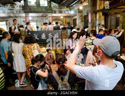 (210730) -- CHONGQING, 30. Juli 2021 (Xinhua) -- EIN Tourist fotografiert das Communications Teahouse im südwestlichen chinesischen Chongqing, 26. Juli 2021. Chen Anjian, 62, ein Ölgemälde-Lehrer am Sichuan Fine Arts Institute, besucht seit mehr als 20 Jahren das Chongqing Communications Teahouse. Das 1987 gegründete Teehaus Communications ist heute das einzige alte Teehaus in Chongqing, das den ursprünglichen Stil der 1970er und 1980er Jahre beibehalten hat. Es ist eines der wichtigsten kulturellen Wahrzeichen von Chongqing und wird jeden Tag von tausenden Teeliebhabern besucht. „das Teehaus für Kommunikation ist das Leben Stockfoto