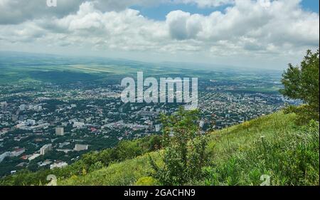 Blick auf die Stadt Pyatigorsk von der Spitze des Berges Maschuk., Stadt in der Region Stawropol, Russland am Fluss Podkumok gelegen, älteste Kurorte Stockfoto