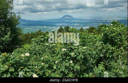 Blick auf die Stadt Pyatigorsk von der Spitze des Berges Maschuk., Stadt in der Region Stawropol, Russland am Fluss Podkumok gelegen, älteste Kurorte Stockfoto