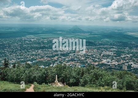 Blick auf die Stadt Pyatigorsk von der Spitze des Berges Maschuk., Stadt in der Region Stawropol, Russland am Fluss Podkumok gelegen, älteste Kurorte Stockfoto